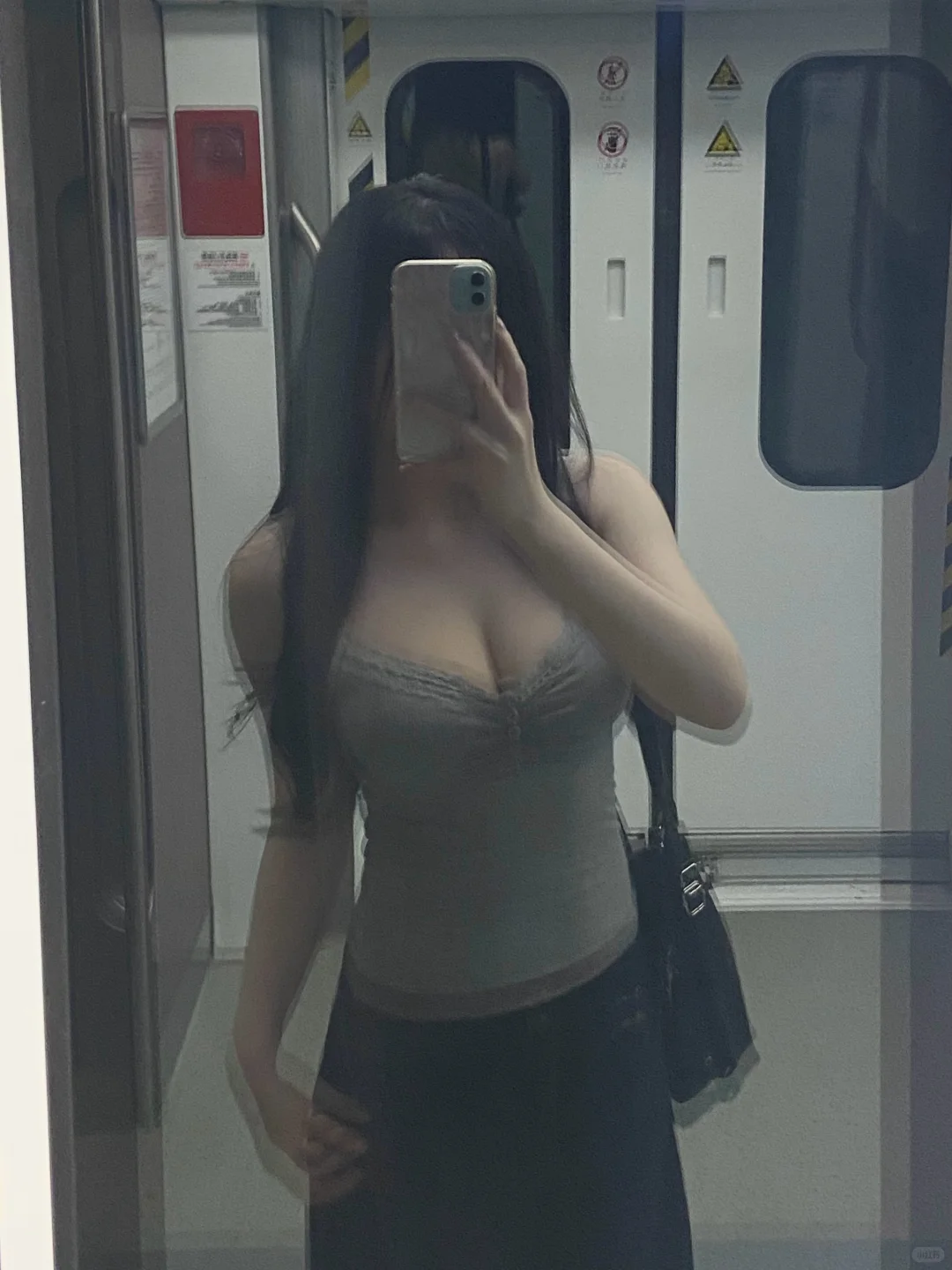 辣妹辣妹地铁ootd
