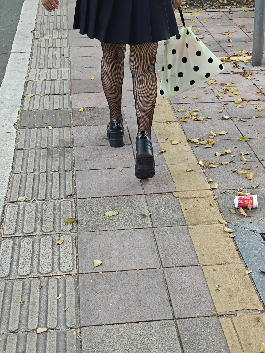 短裙就得穿黑网袜