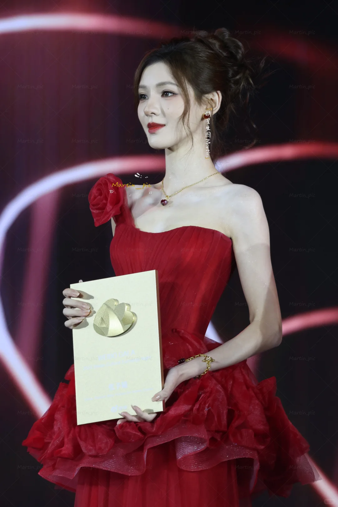 娇艳欲滴的红牡丹 阿瓜女士真的闪耀泰兰德