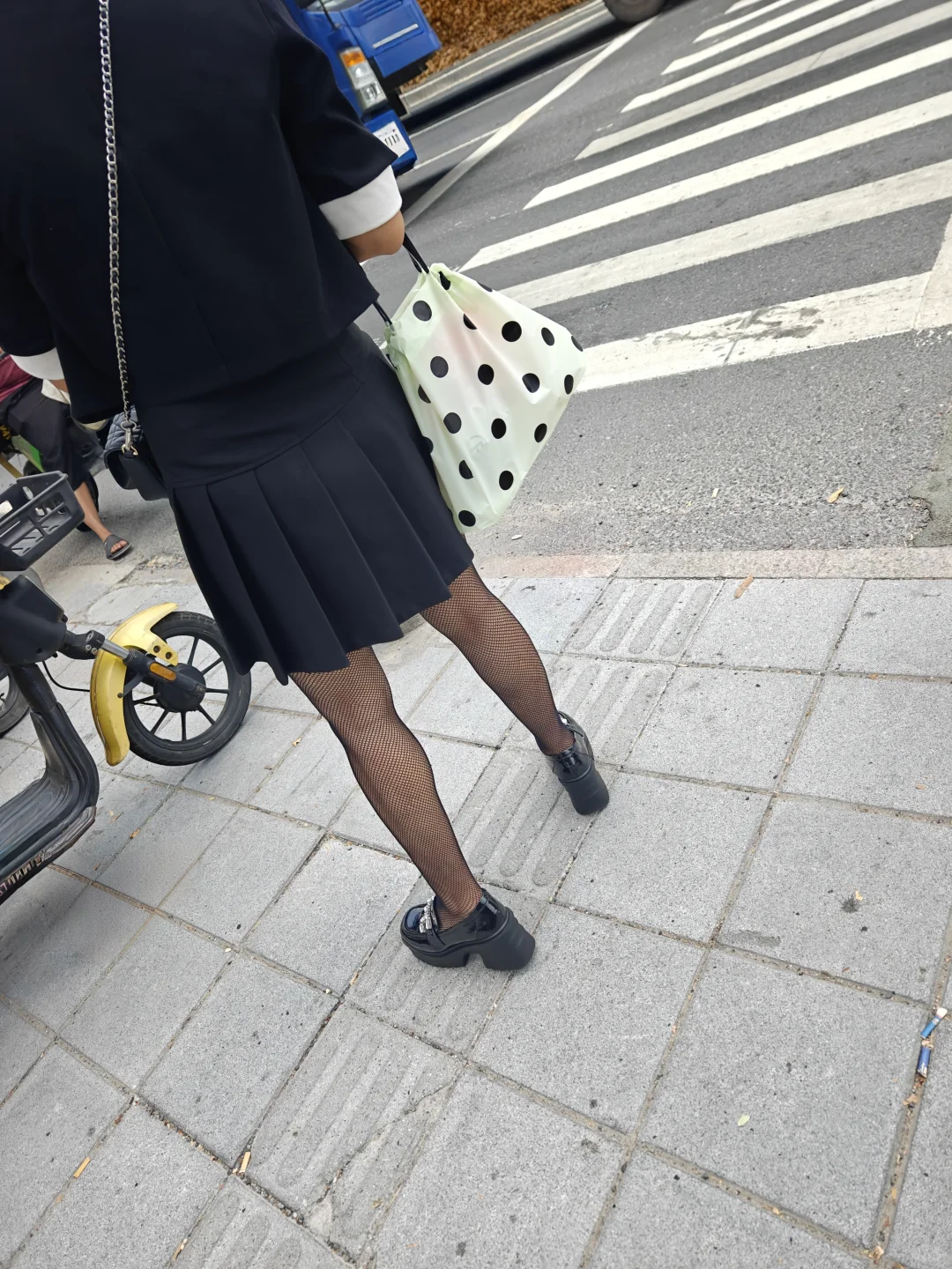 短裙就得穿黑网袜