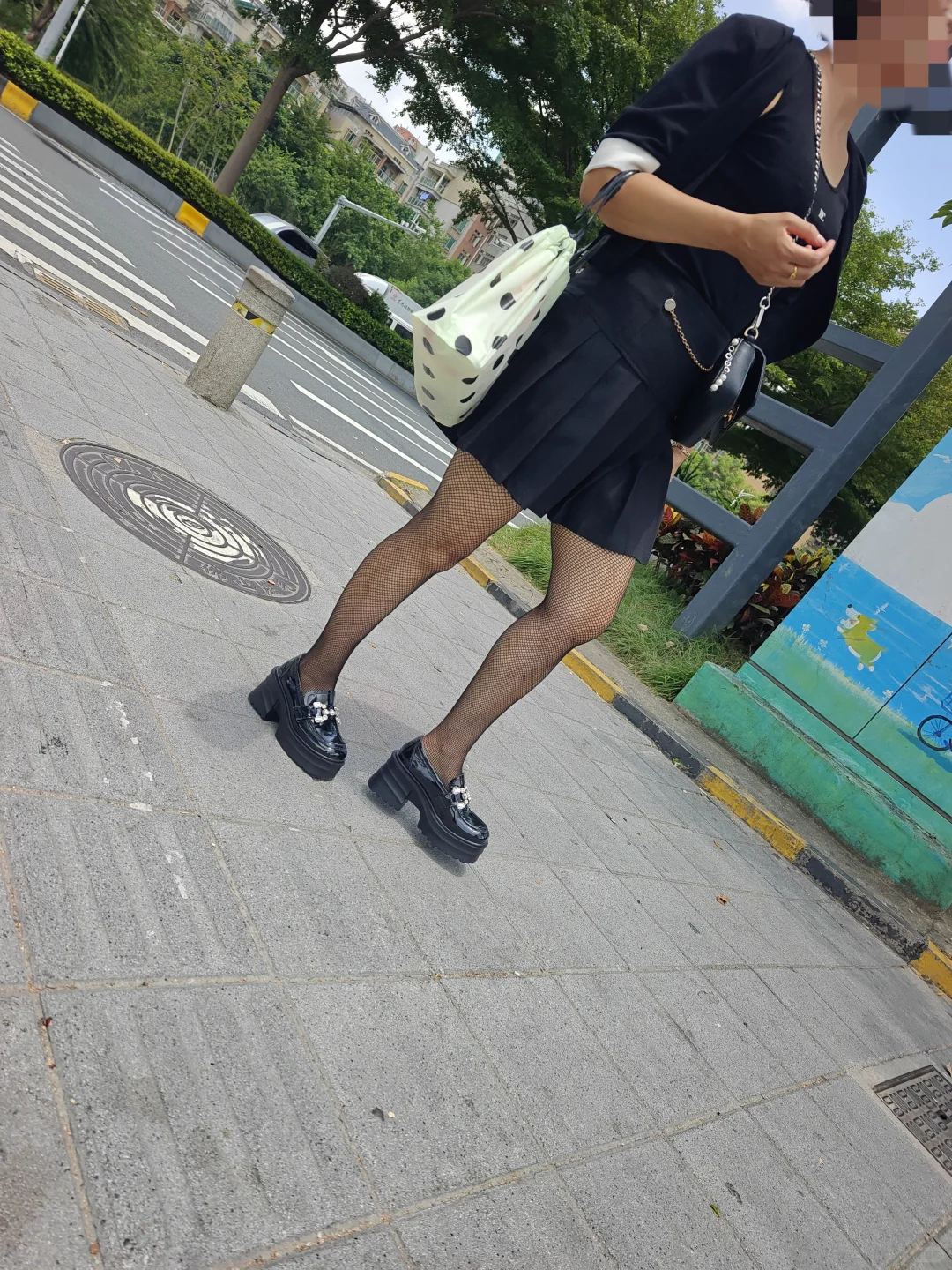 短裙就得穿黑网袜