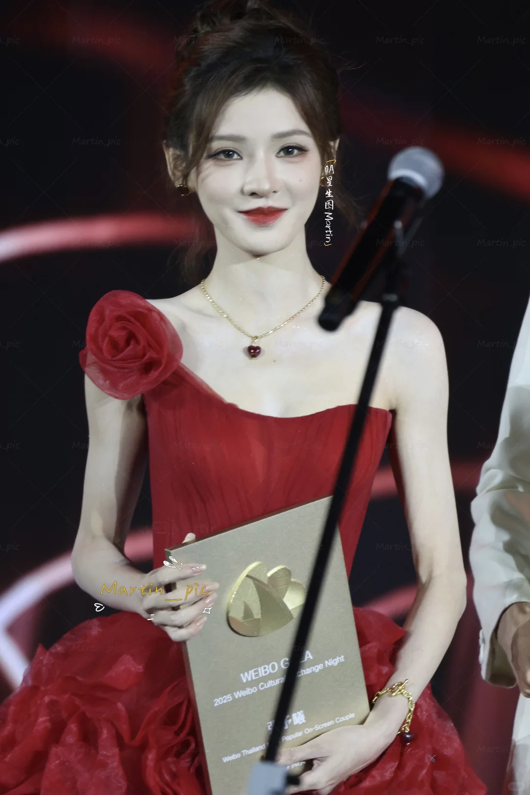 娇艳欲滴的红牡丹 阿瓜女士真的闪耀泰兰德