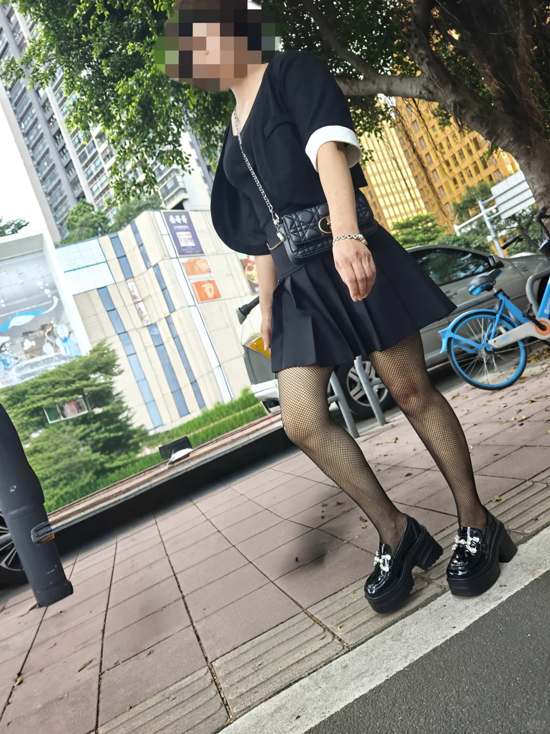 短裙就得穿黑网袜