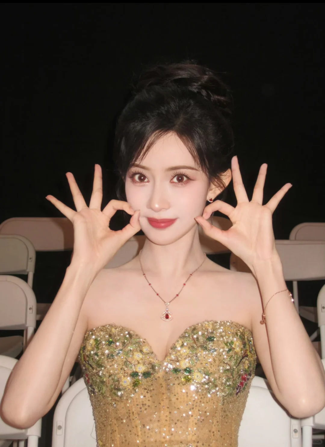 孟子义｜脸小五官大腰臀赞