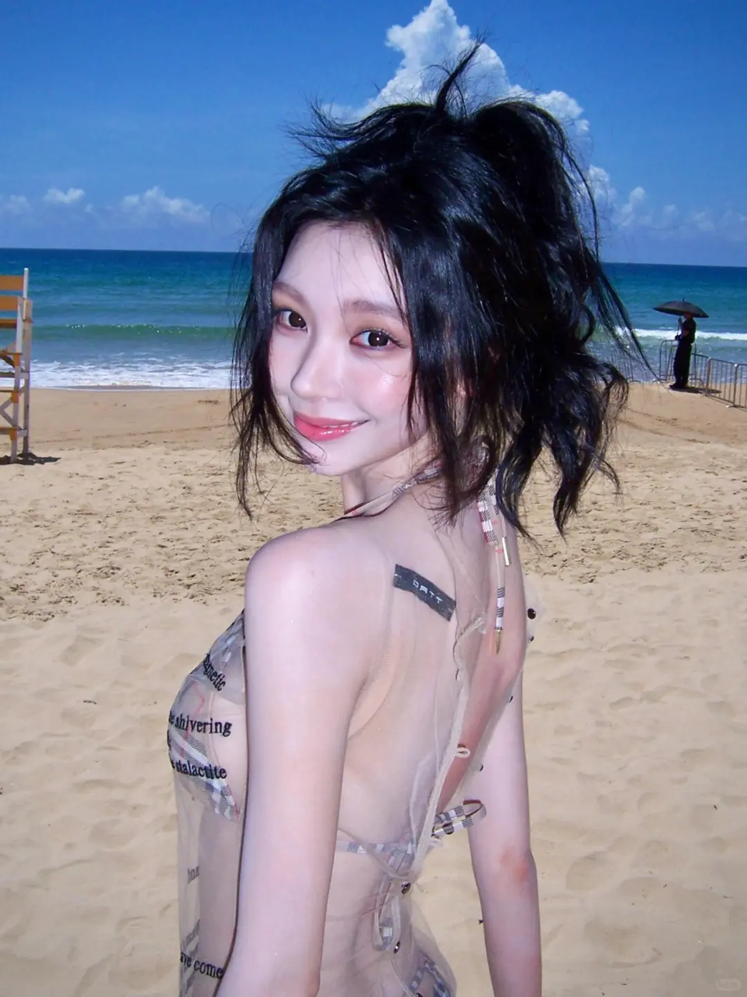 不是，，她也太不上镜了。。。
