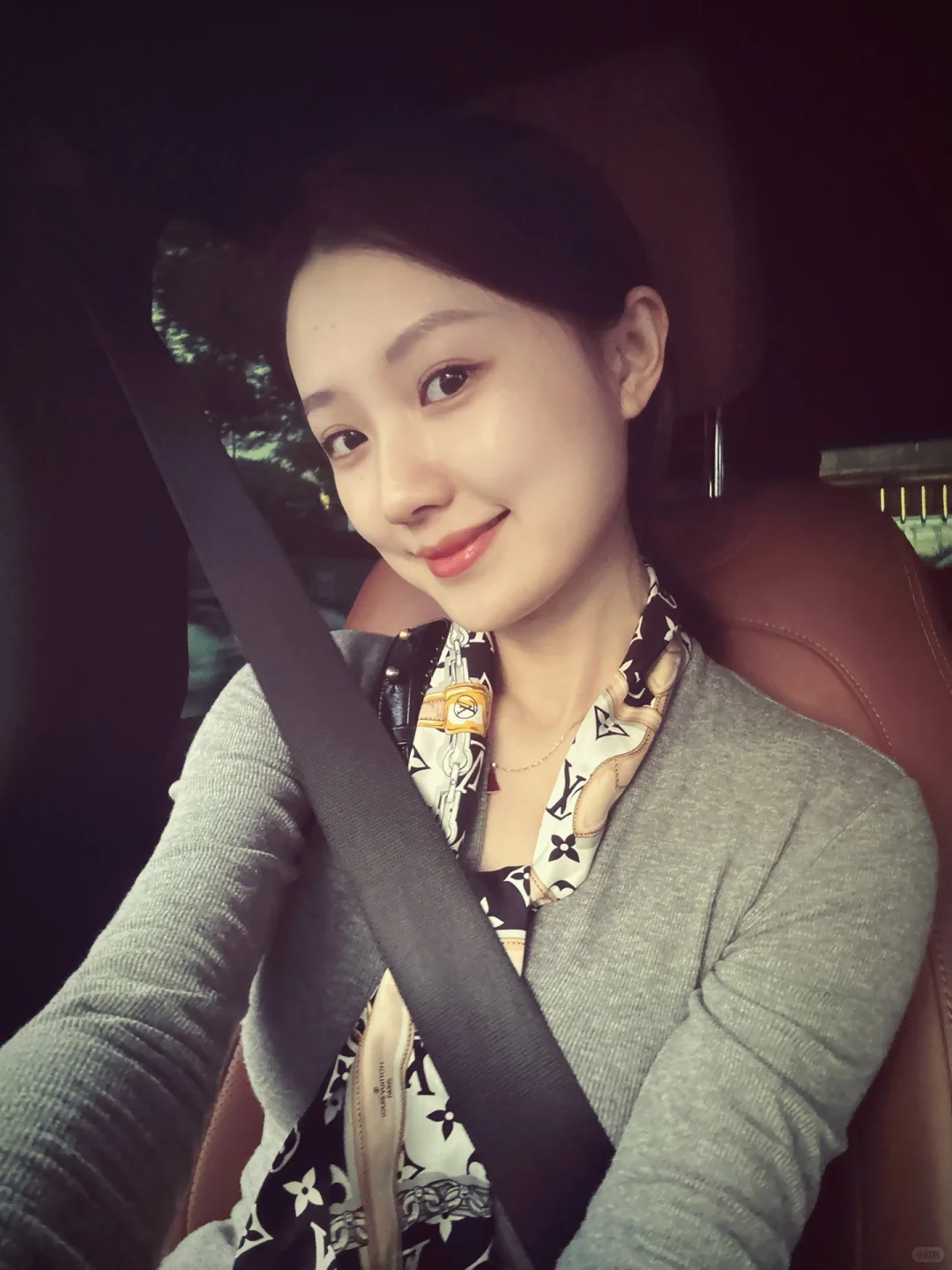 她们都迷人，我不一样，我不理人