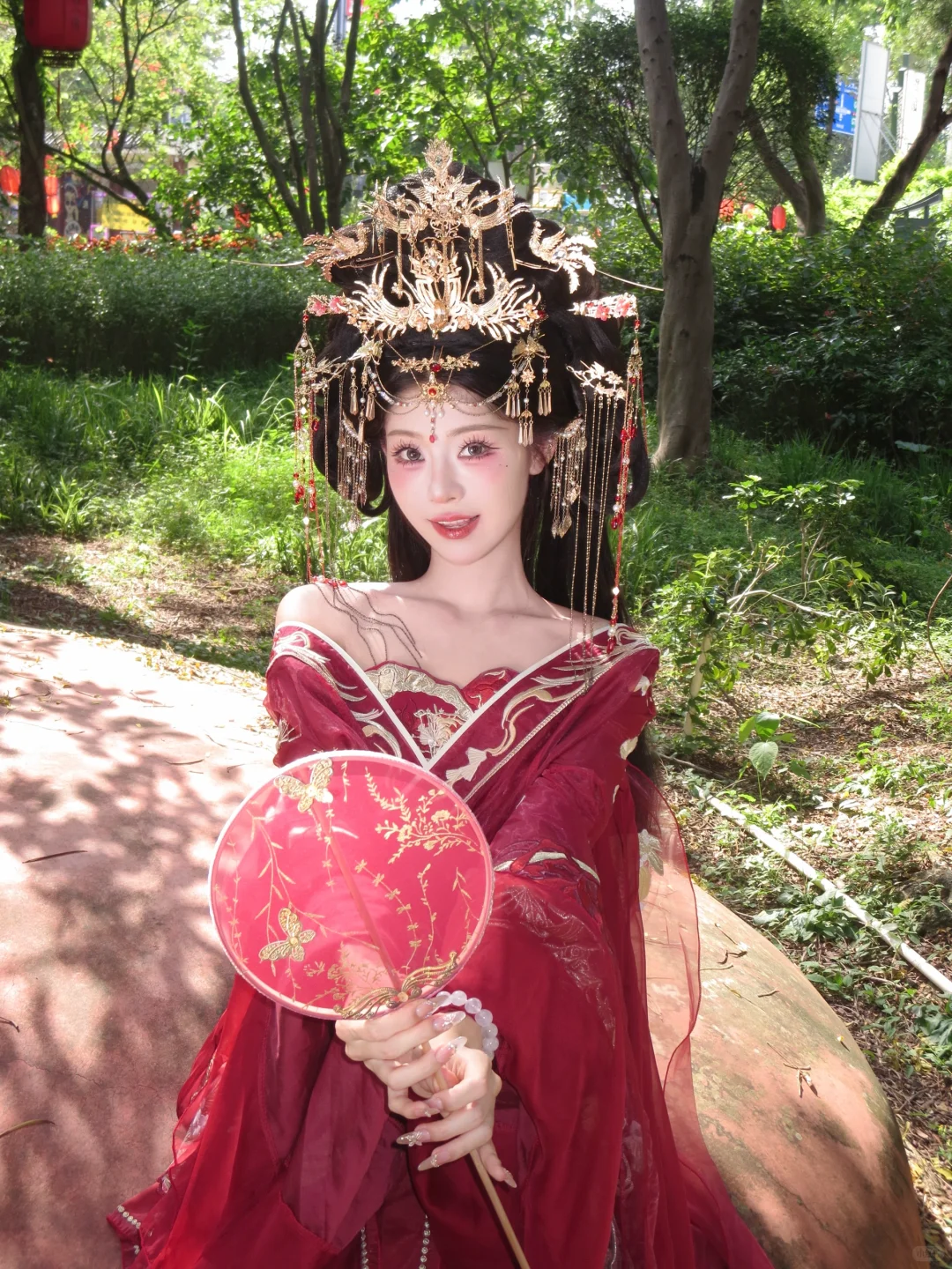 “听闻，帝姬还在守着孤城…”