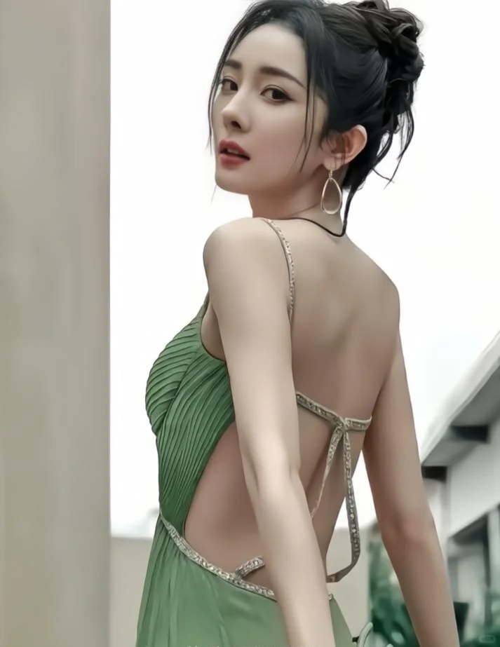 杨幂性感身材揭秘！