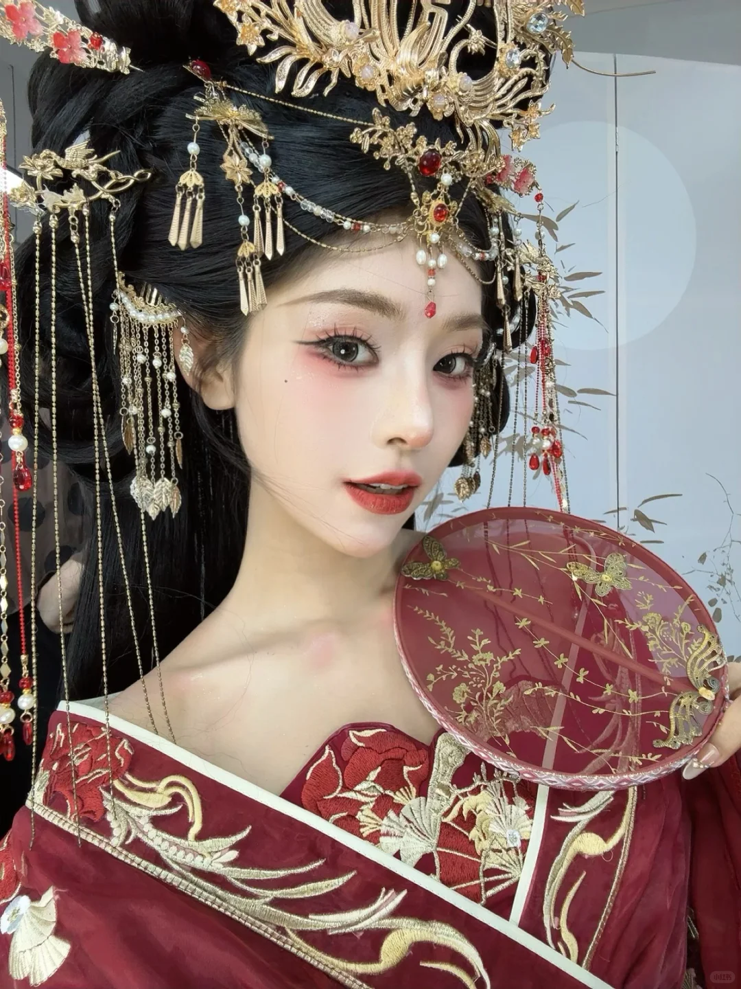 “听闻，帝姬还在守着孤城…”