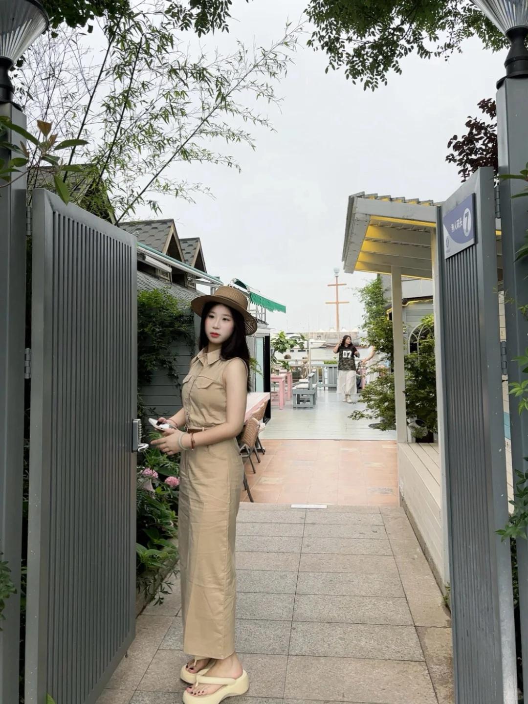 大家都来看，就这个女的，真