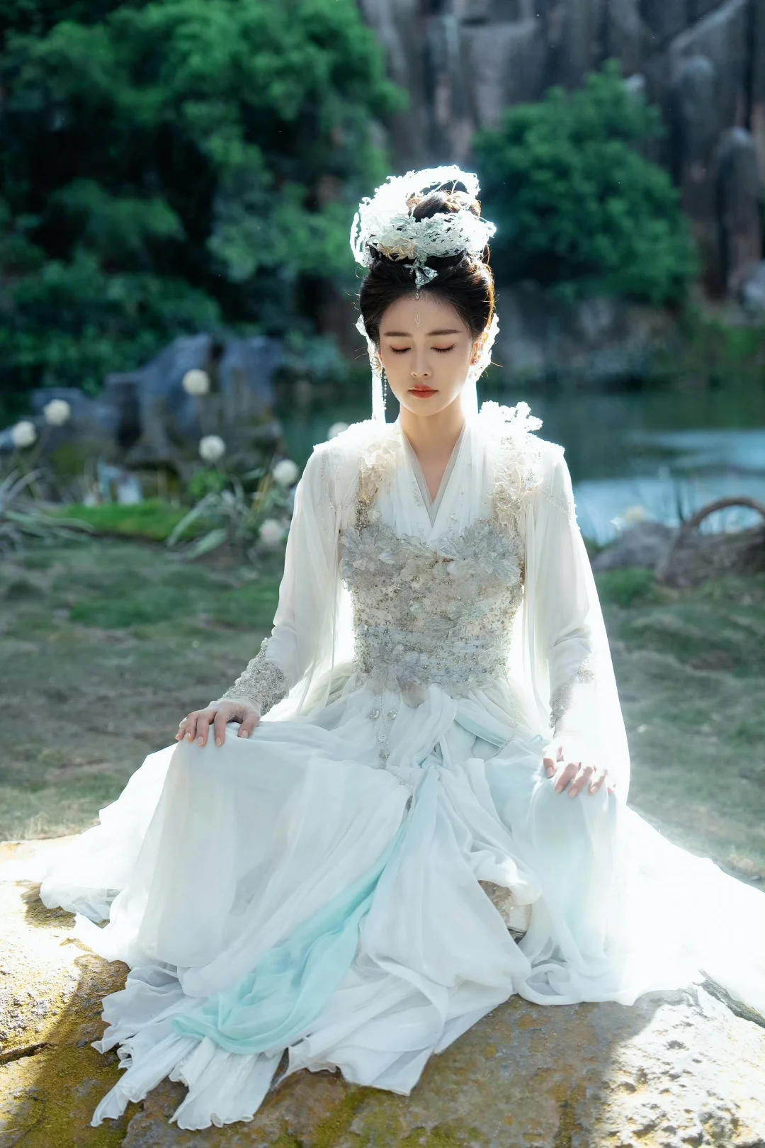 临江仙｜花如月白青色战甲纱裙造型
