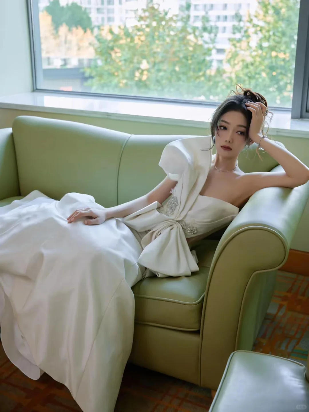 女明星系列之希林娜依高白色抹胸长尾裙
