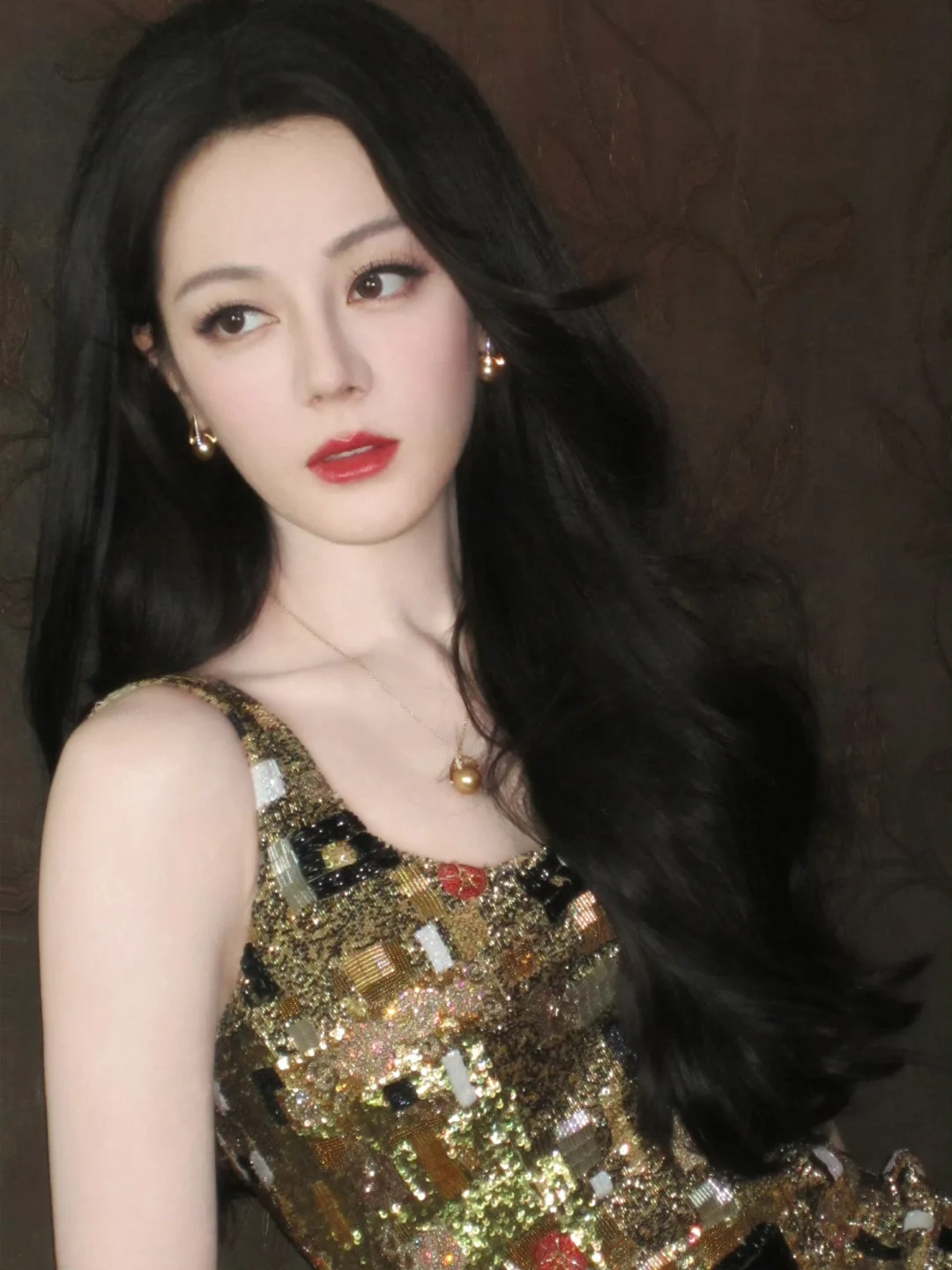 迪丽热巴金色长裙