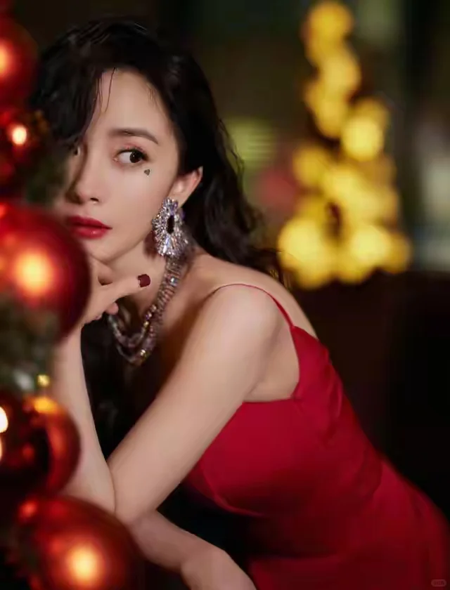 杨幂｜身着红色抹胸长裙的魅力女神