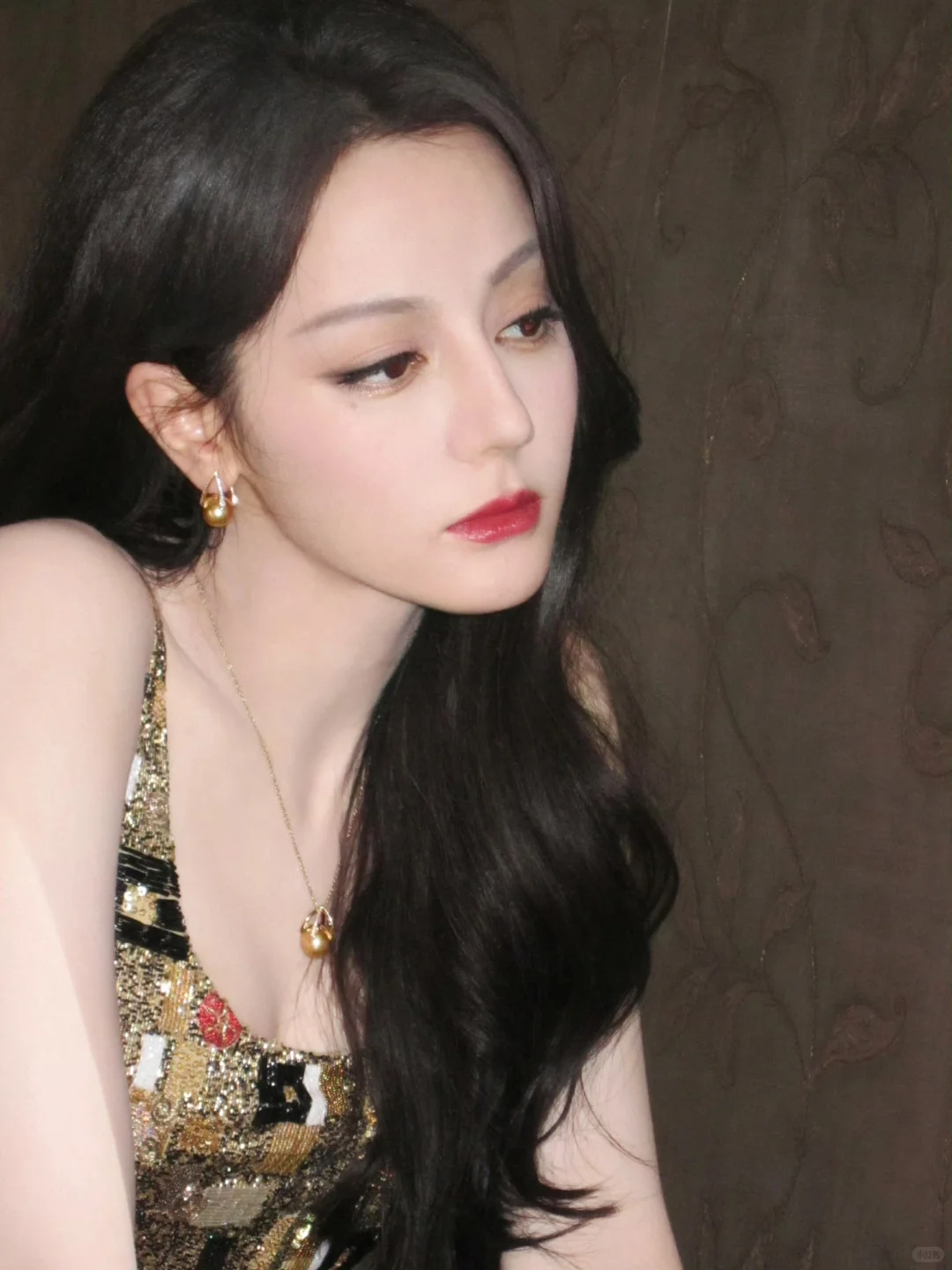 迪丽热巴金色长裙