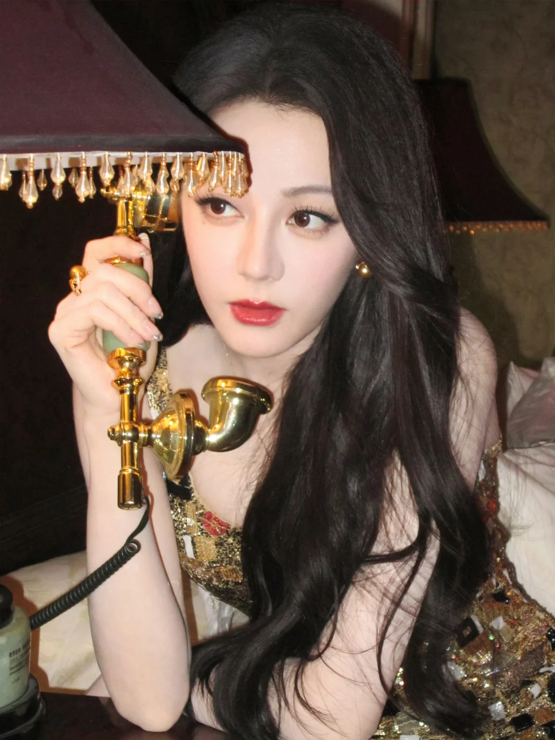 迪丽热巴金色长裙