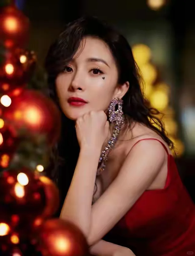 杨幂｜身着红色抹胸长裙的魅力女神