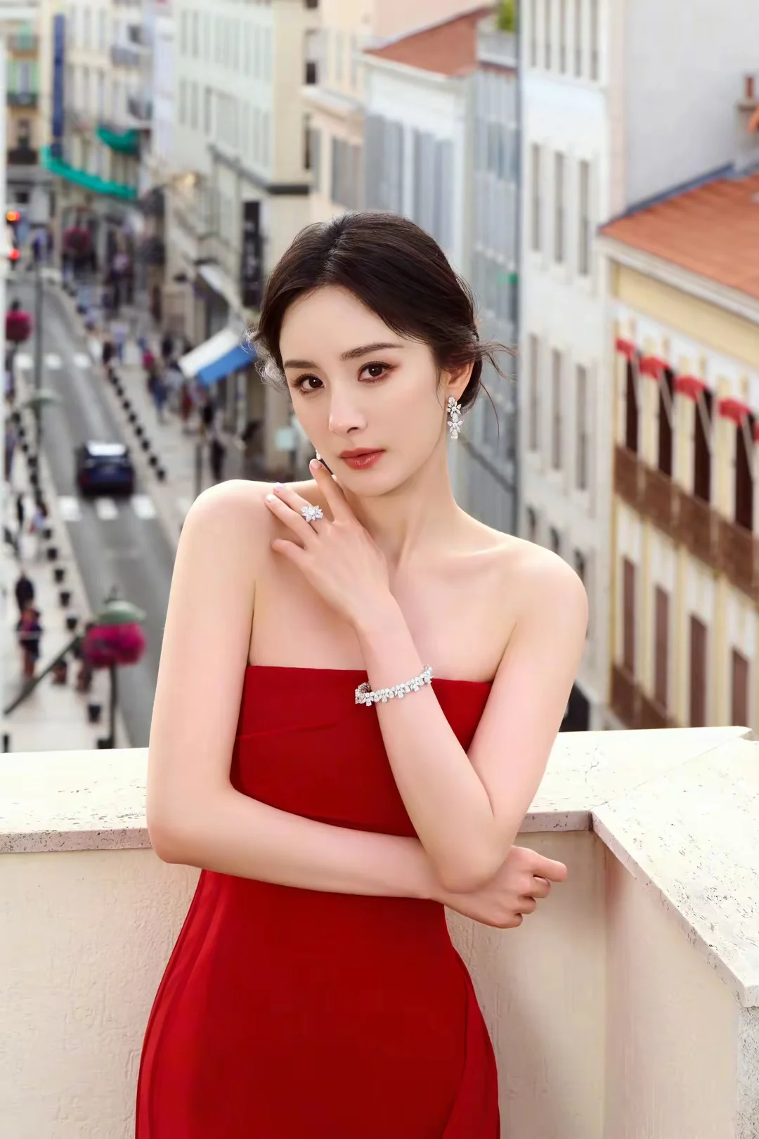 杨幂｜身着红色抹胸长裙的魅力女神