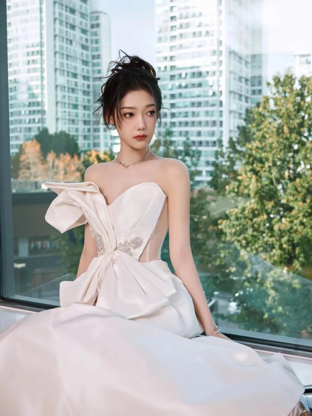 女明星系列之希林娜依高白色抹胸长尾裙