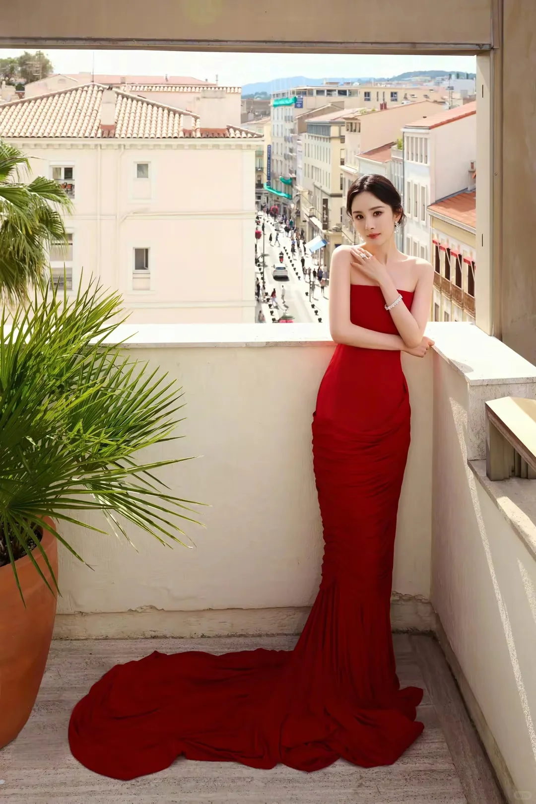 杨幂｜身着红色抹胸长裙的魅力女神