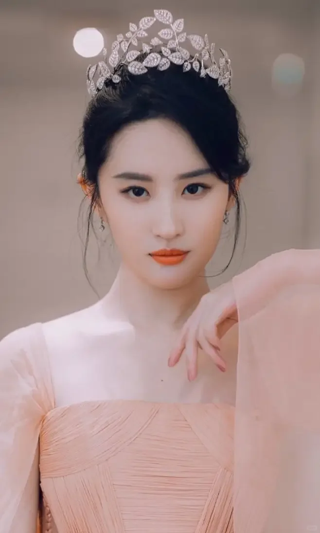 刘亦菲之美：眉眼神韵绝，面若桃花绽，气质