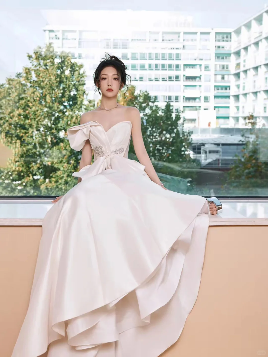 女明星系列之希林娜依高白色抹胸长尾裙