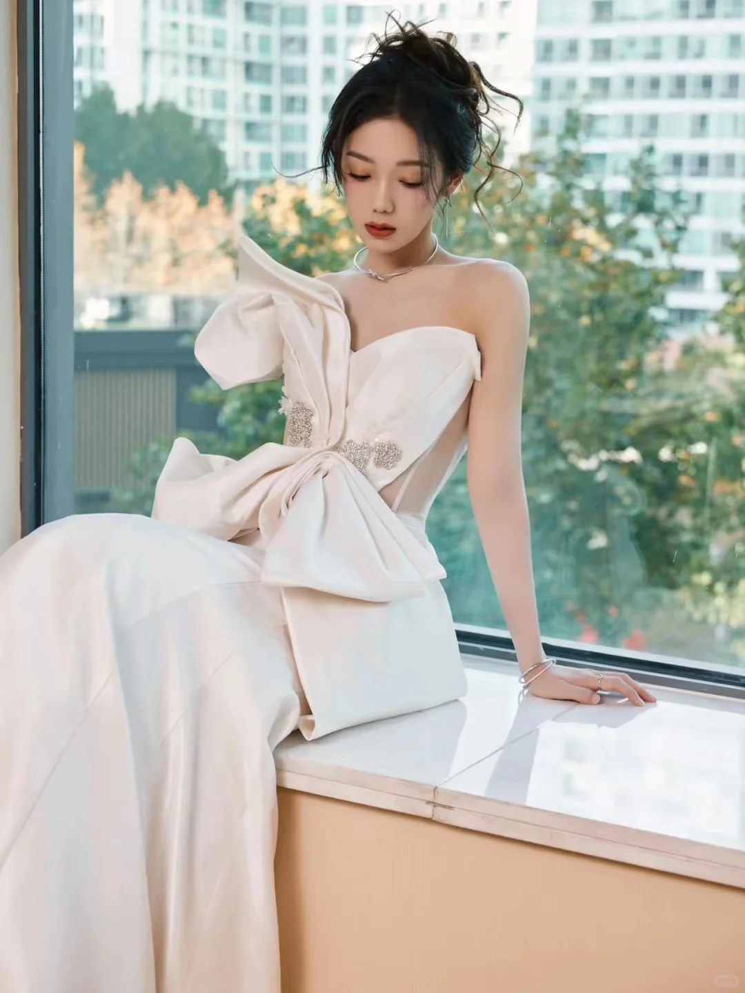 女明星系列之希林娜依高白色抹胸长尾裙