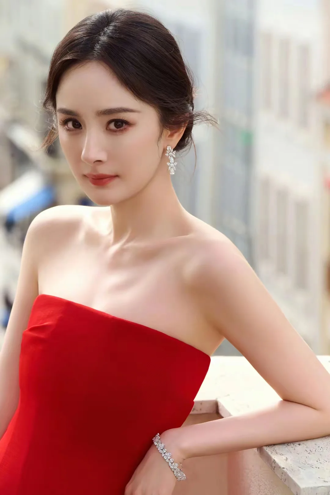 杨幂｜身着红色抹胸长裙的魅力女神
