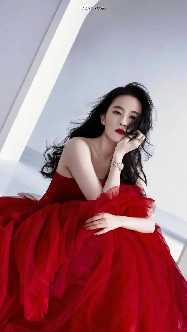 刘亦菲之美：眉眼神韵绝，面若桃花绽，气质