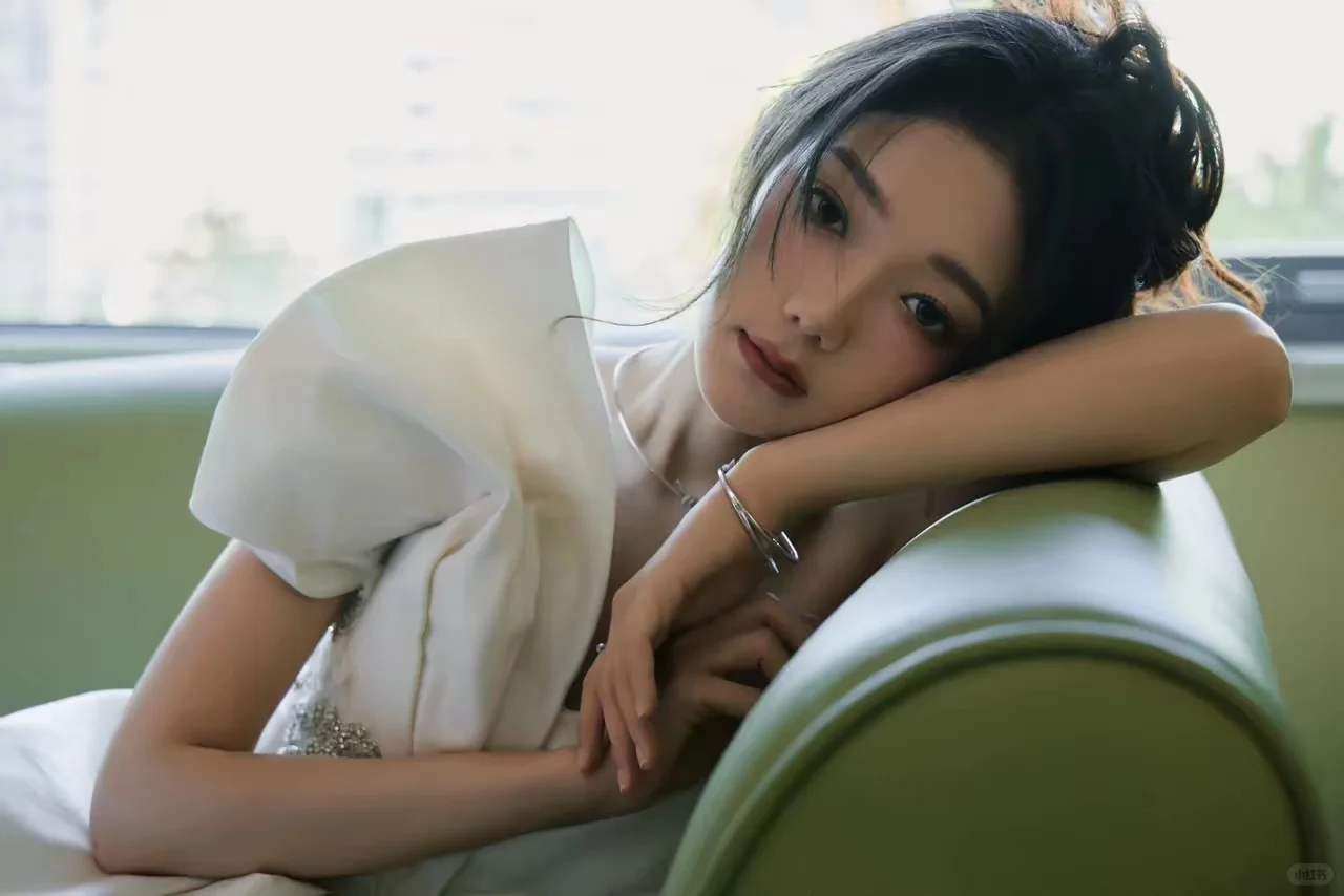 女明星系列之希林娜依高白色抹胸长尾裙