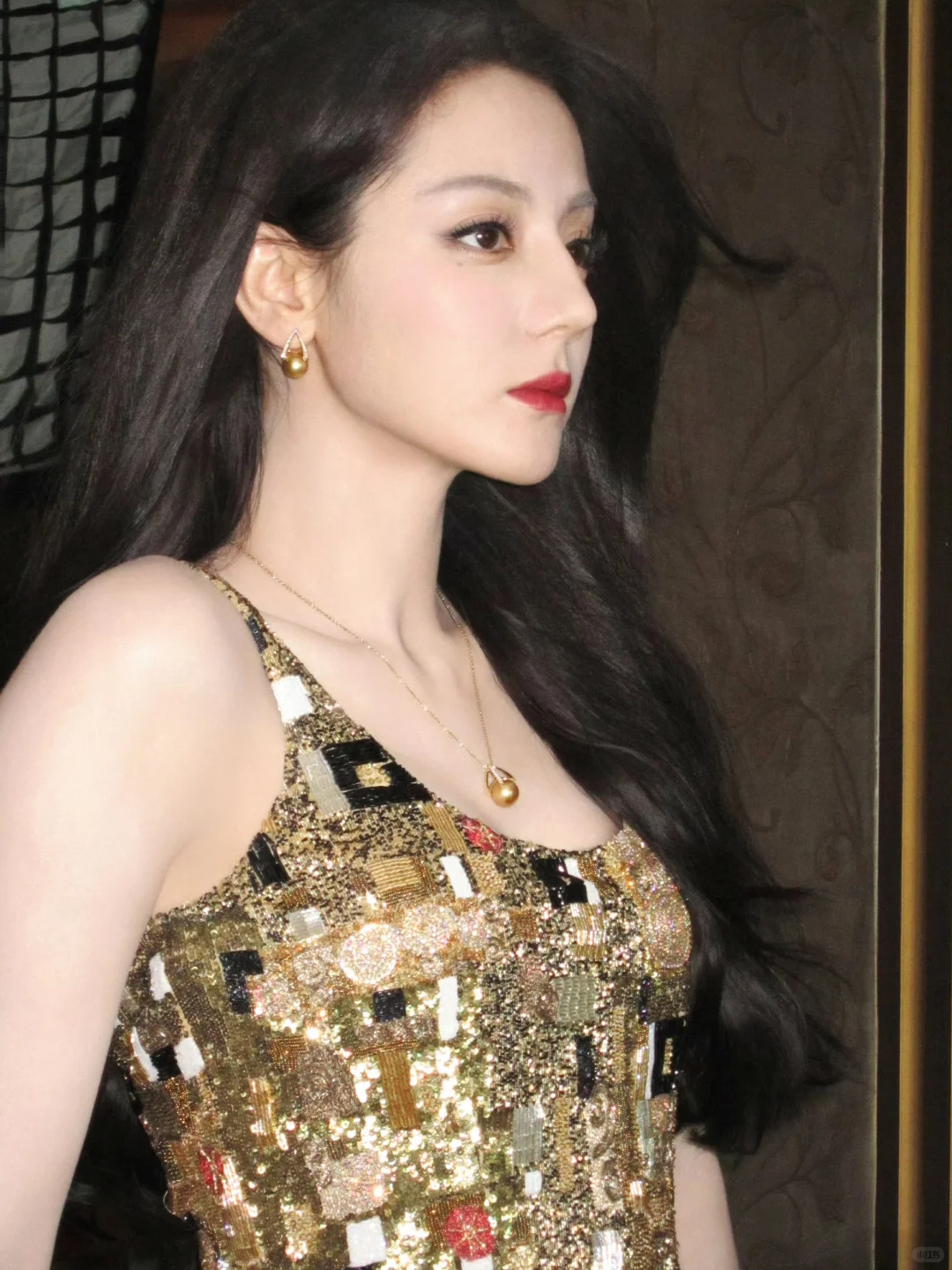 迪丽热巴金色长裙