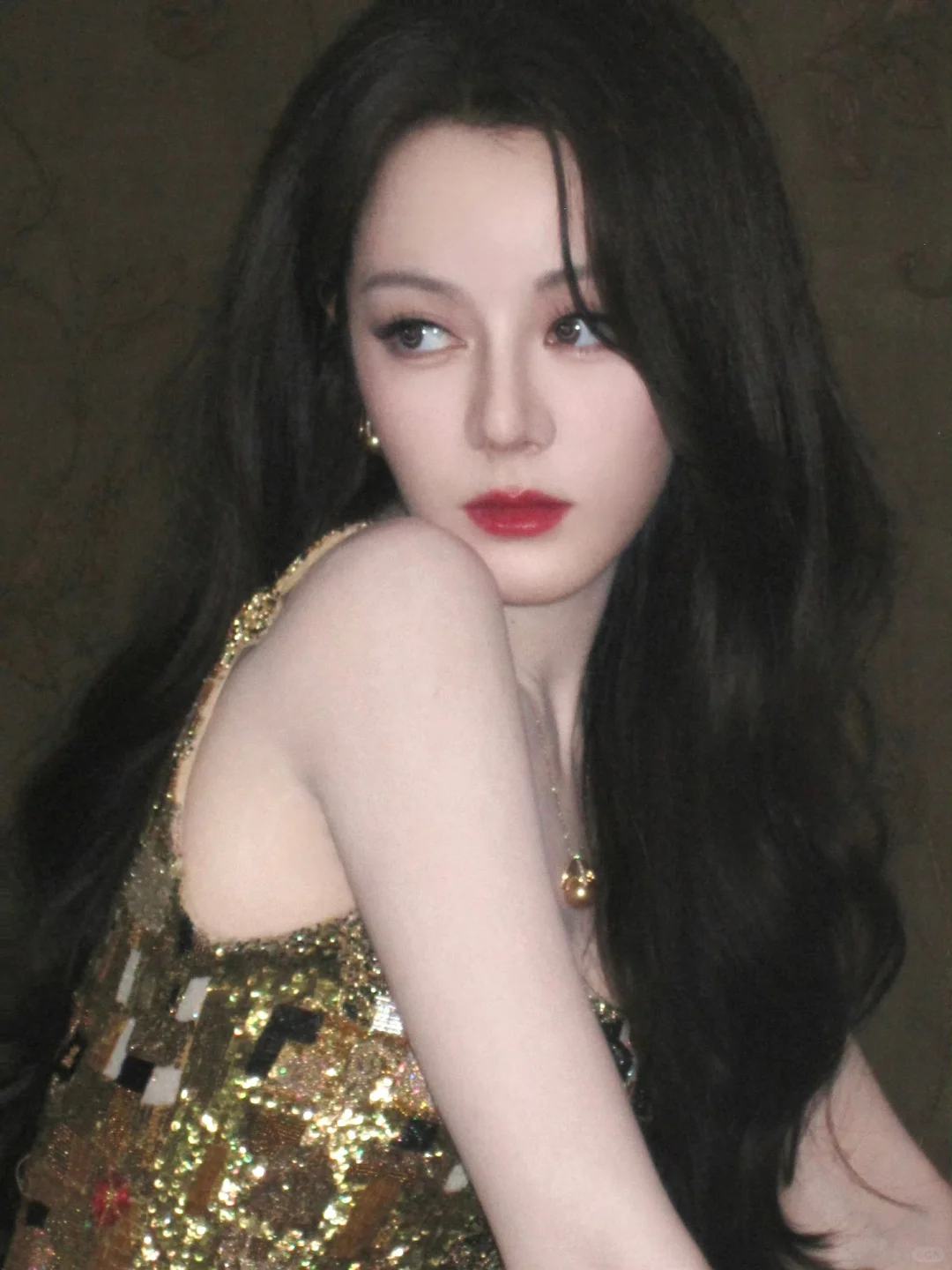 迪丽热巴金色长裙