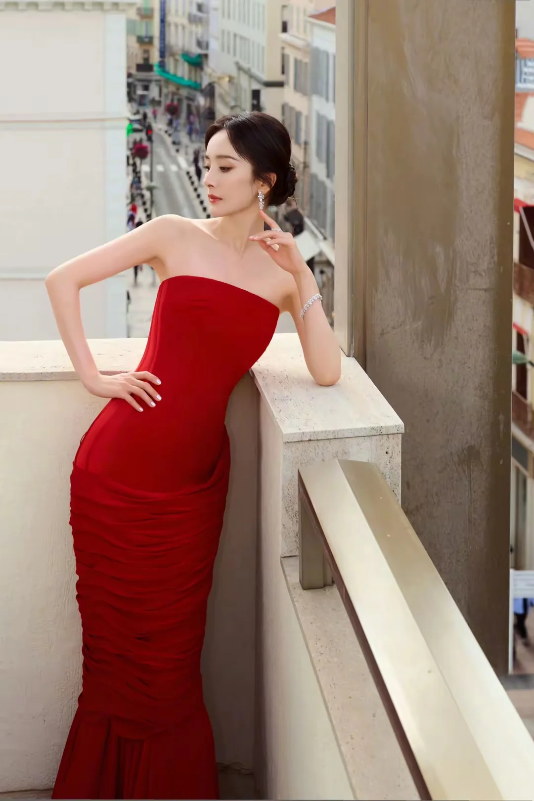 杨幂｜身着红色抹胸长裙的魅力女神