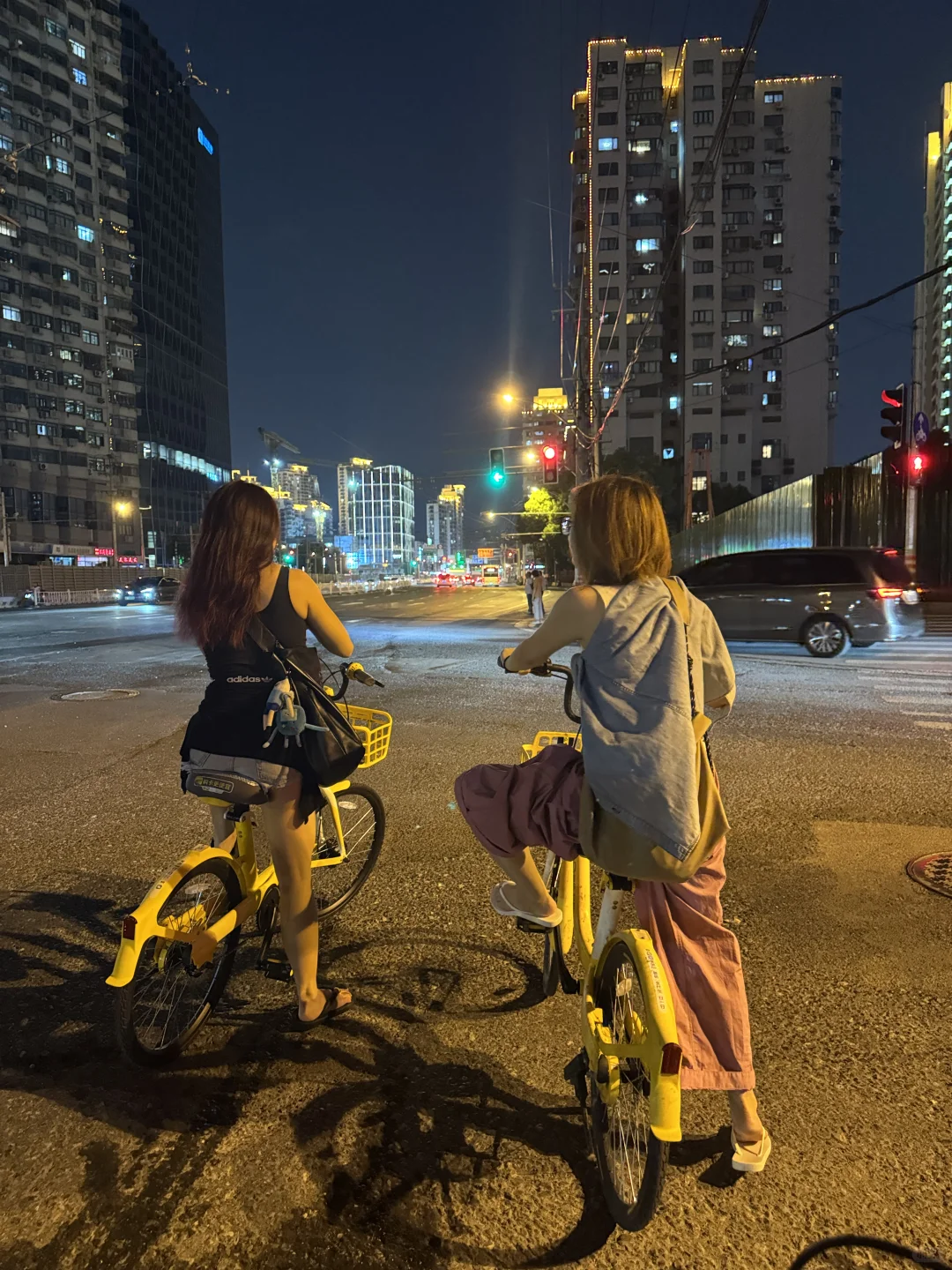 手上的事先放一放，让我们来恭喜这位女士