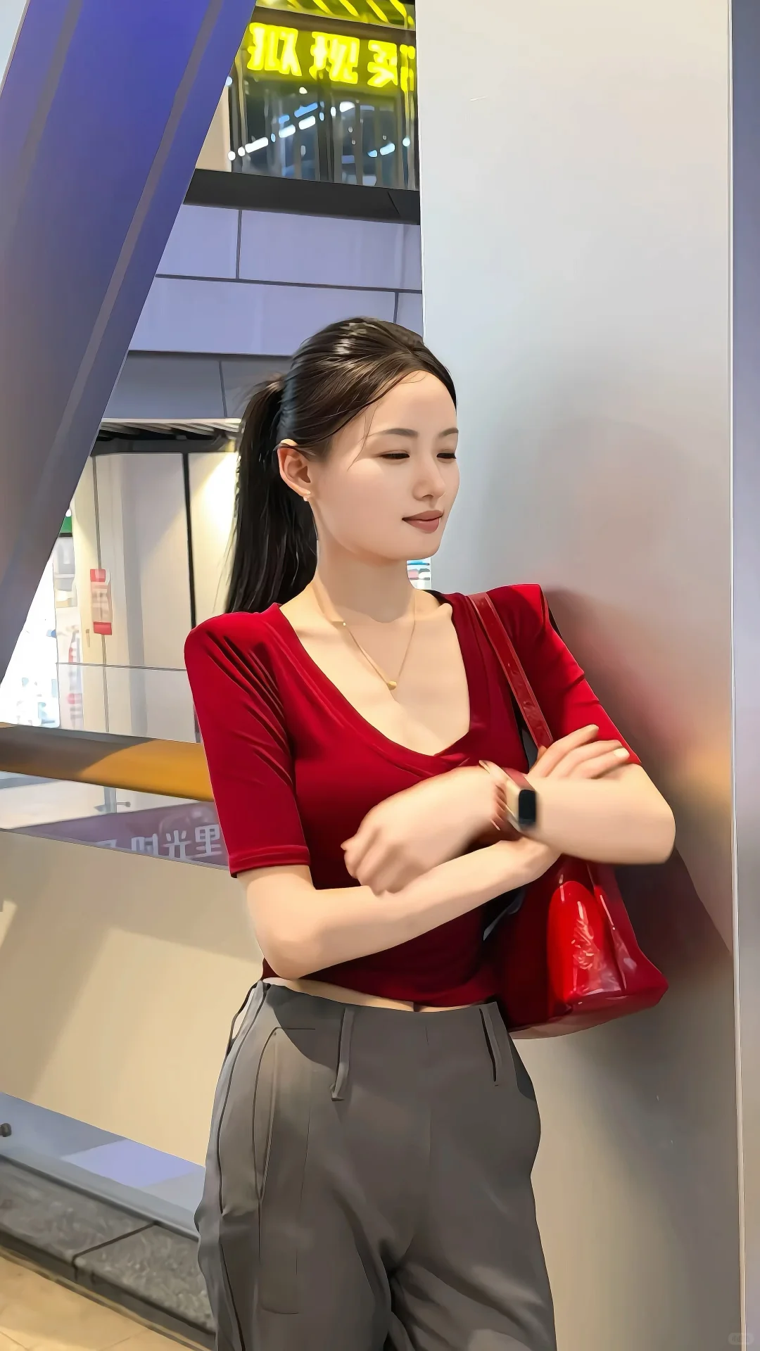 明媚红色大女主