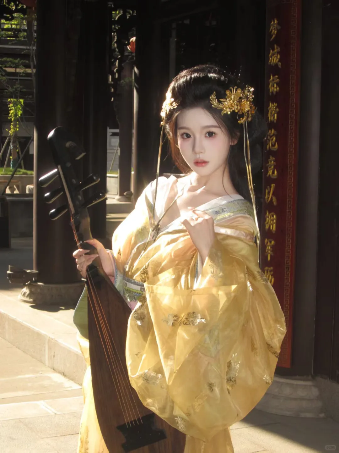 琥珀色的秋天，浅浅的汉服～