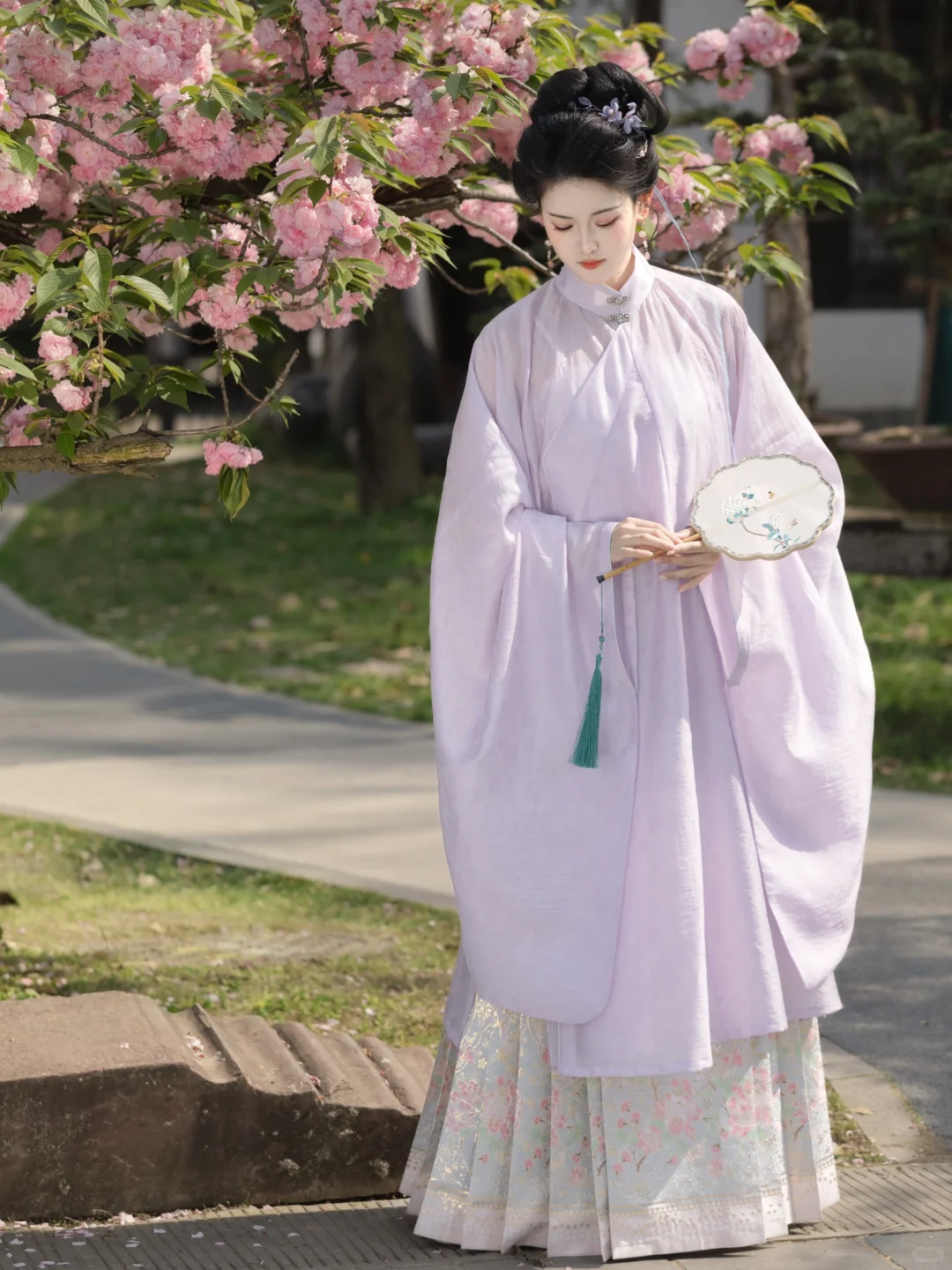 我虽生于泥沼，但心向光明。