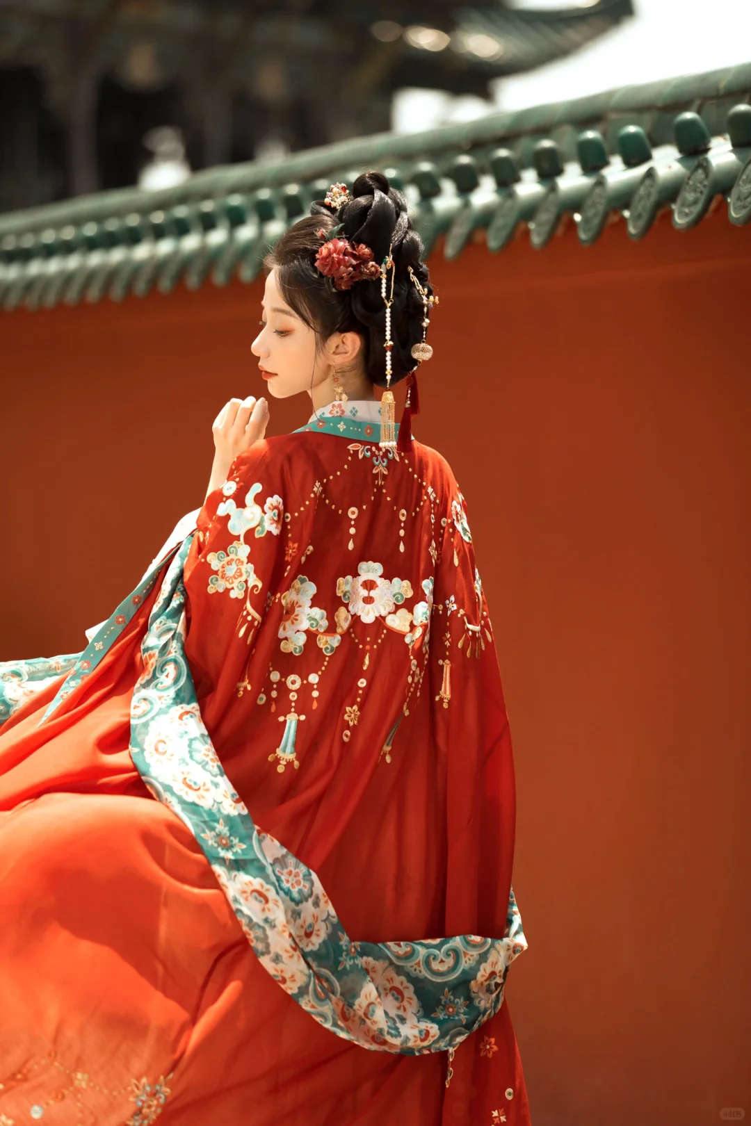 “追风赶月莫停留， 平芜荒处是春山”