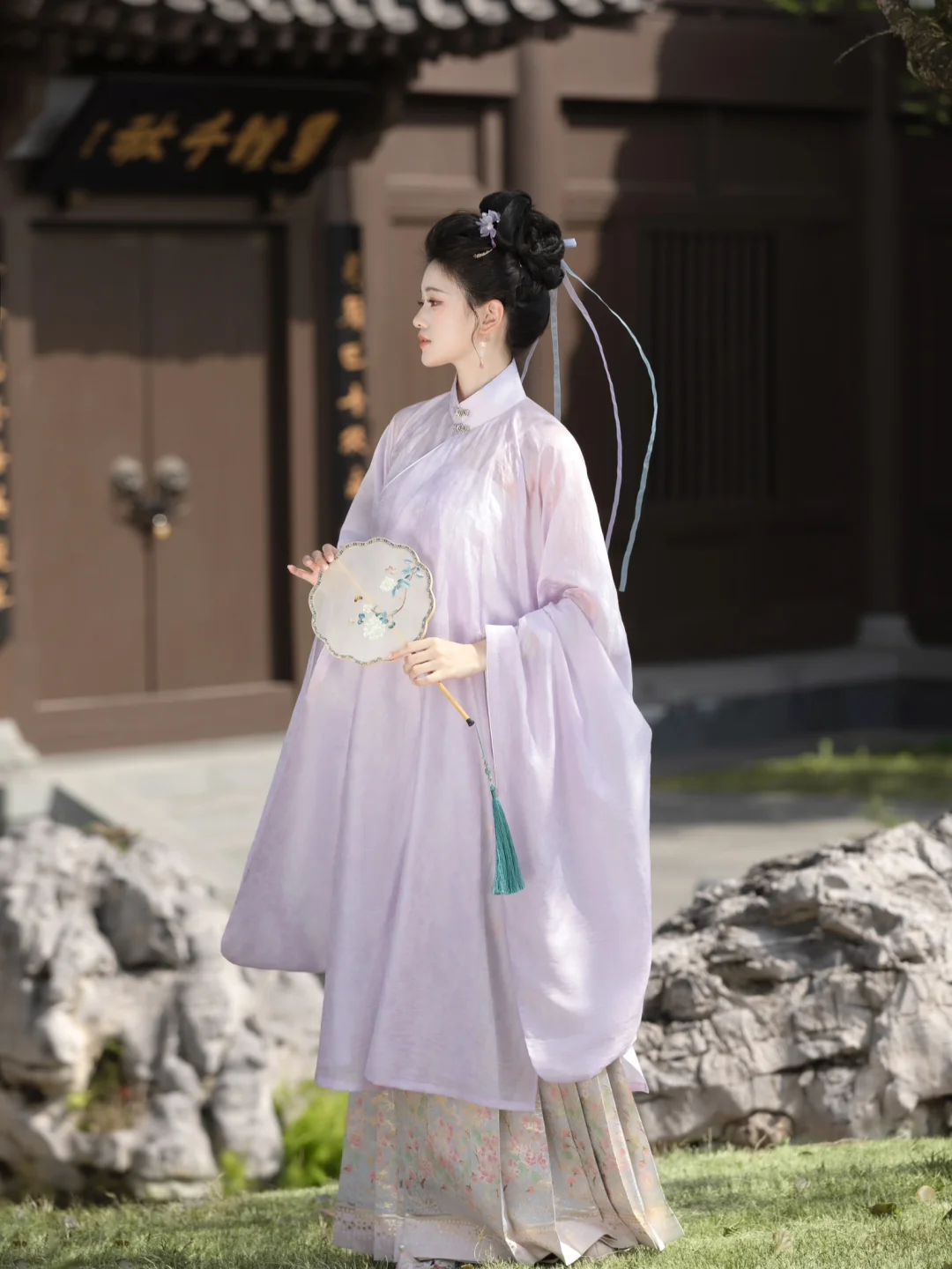 我虽生于泥沼，但心向光明。