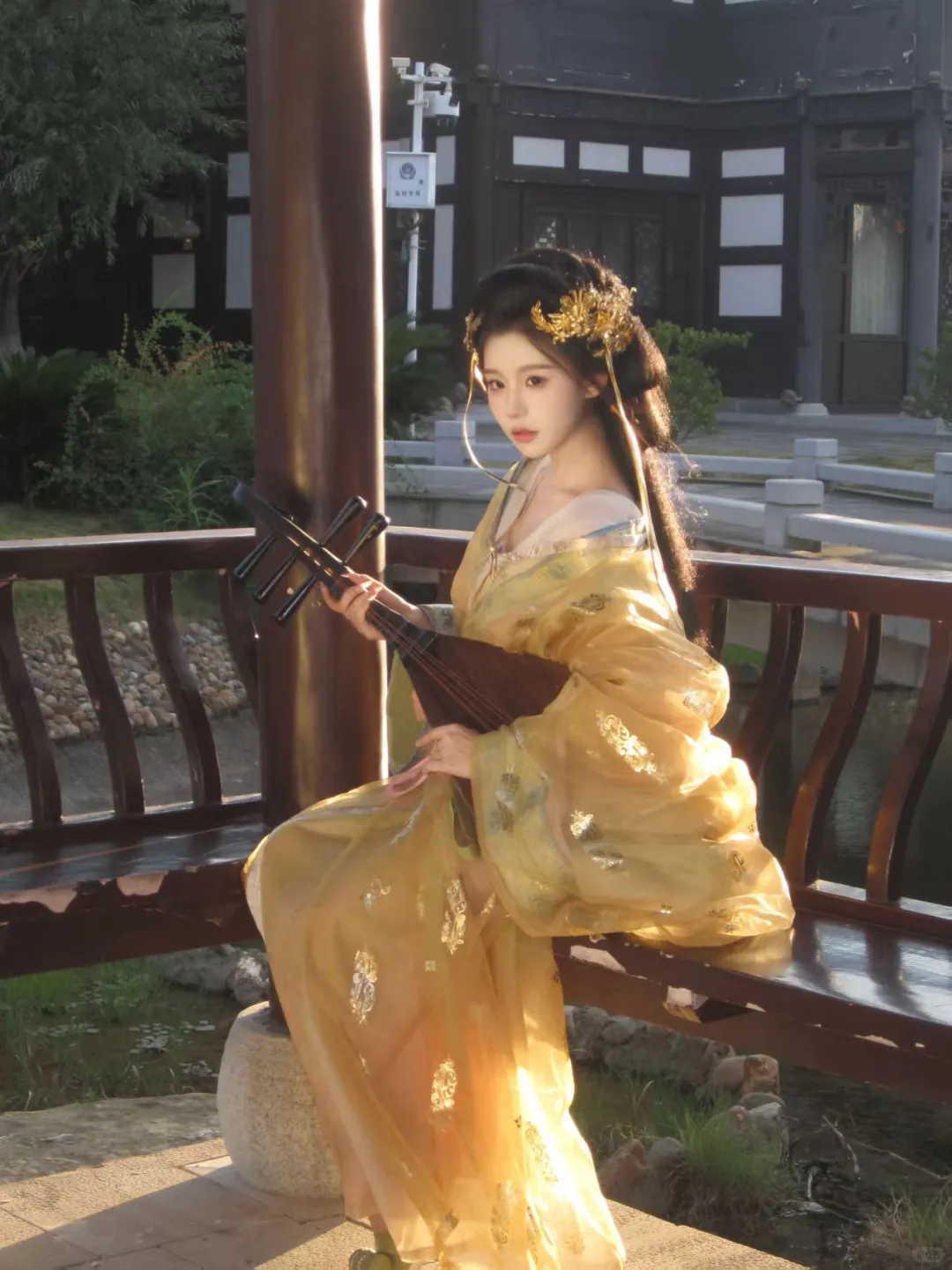 琥珀色的秋天，浅浅的汉服～