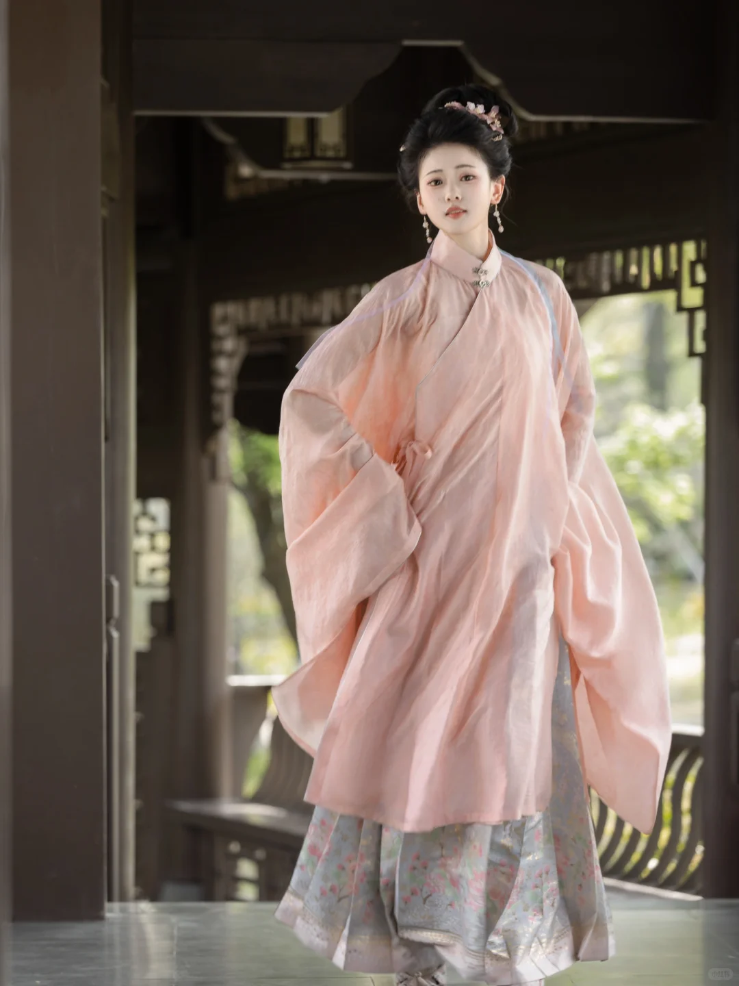 我虽生于泥沼，但心向光明。