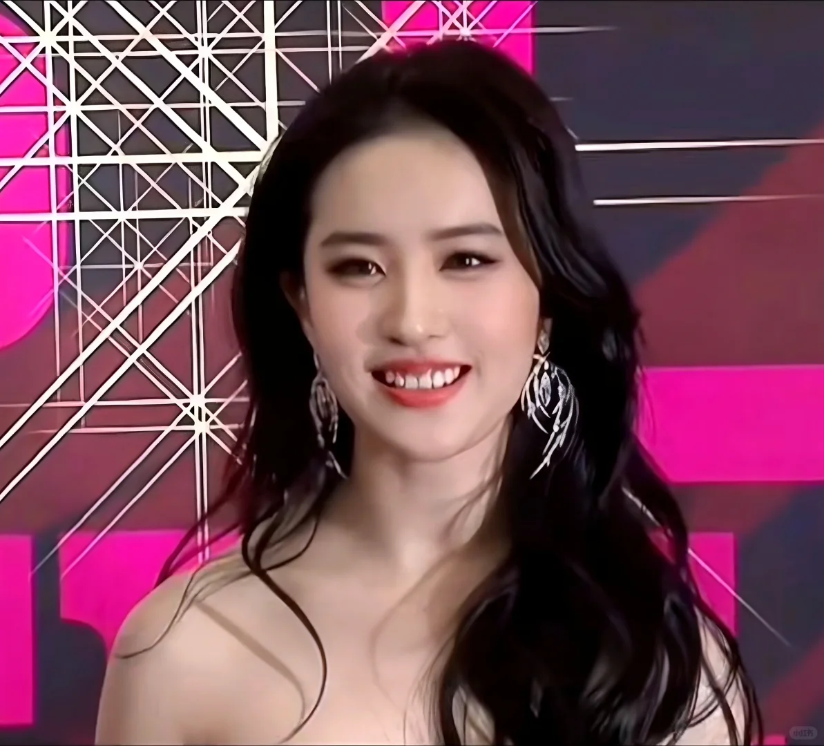 浓妆就是明艳大美人啊