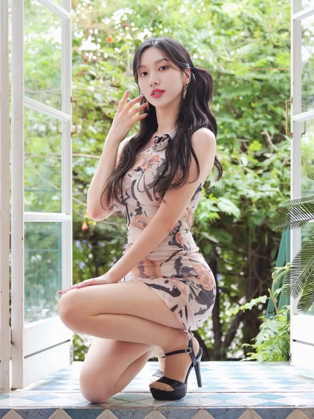 明媚的阳光，妩媚的姐姐