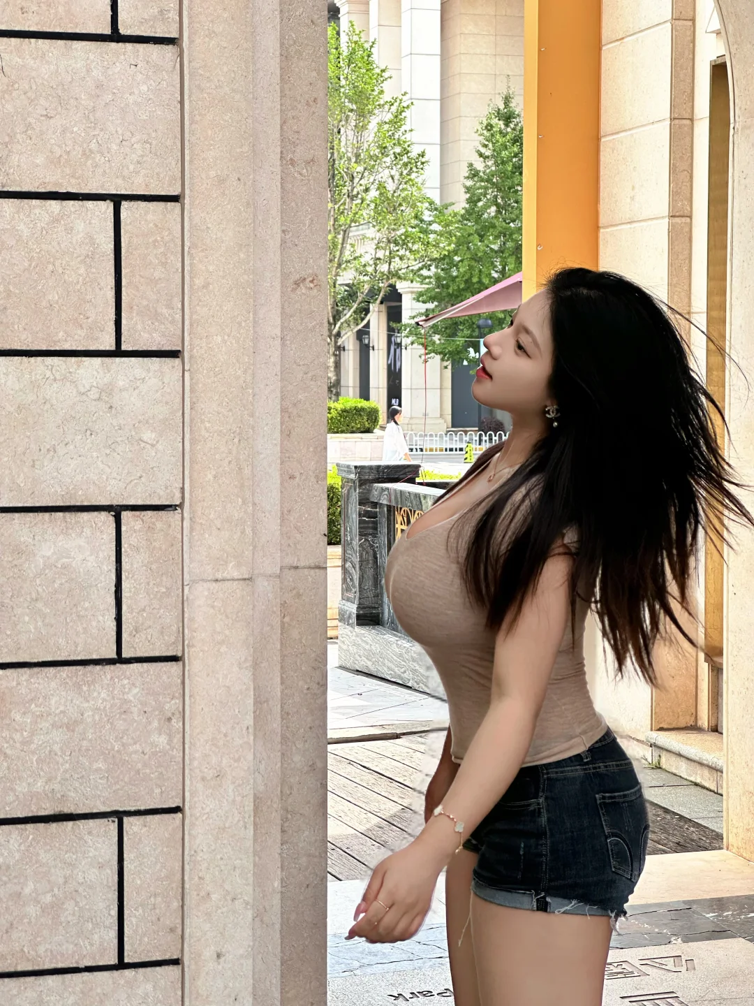 75E大胸穿上瘾了😭