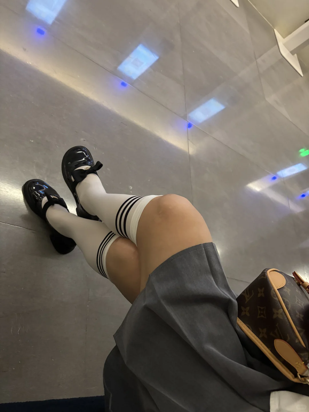 过膝袜回头率也很高呀，在地铁上被盯着看