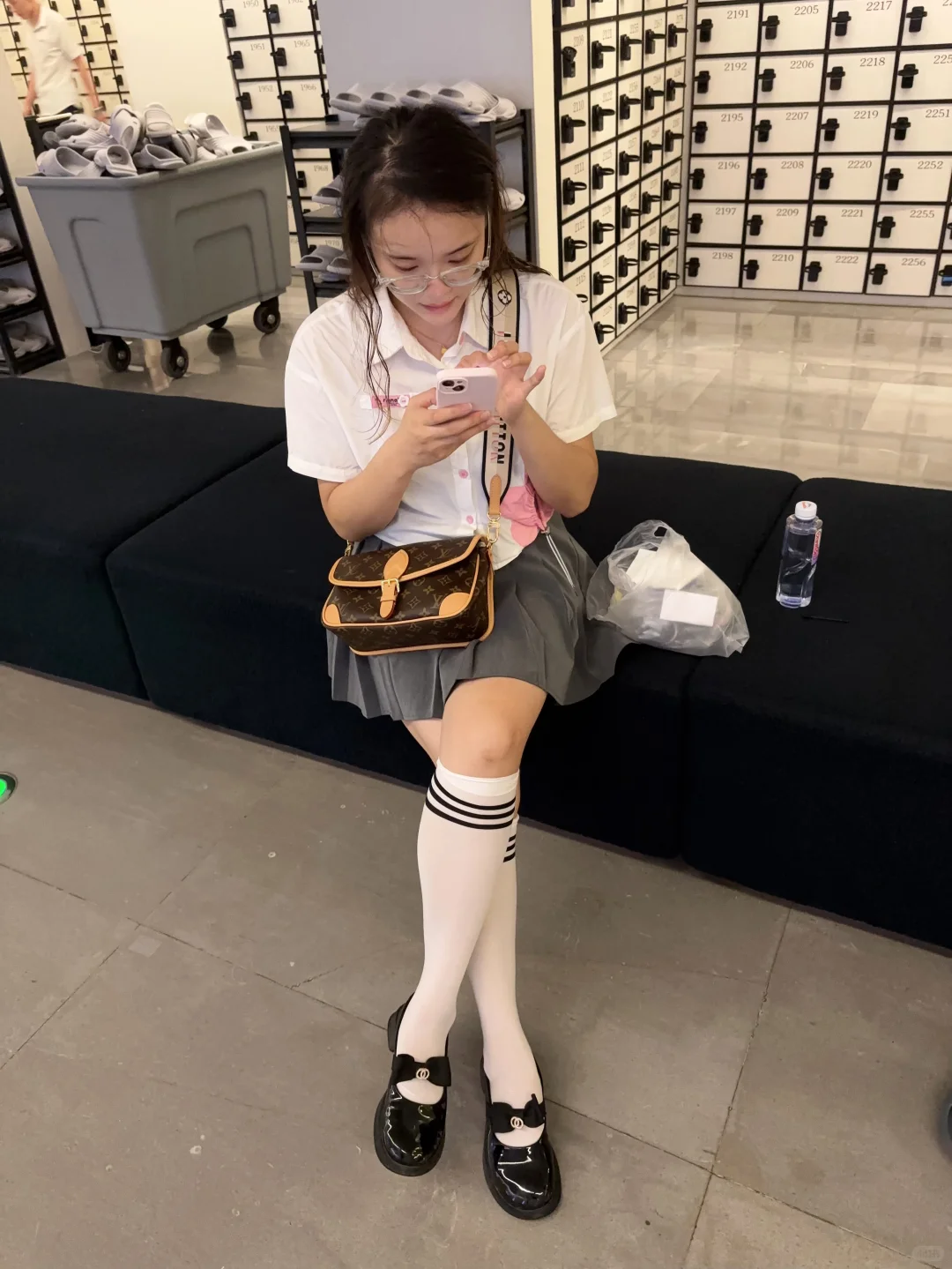过膝袜回头率也很高呀，在地铁上被盯着看