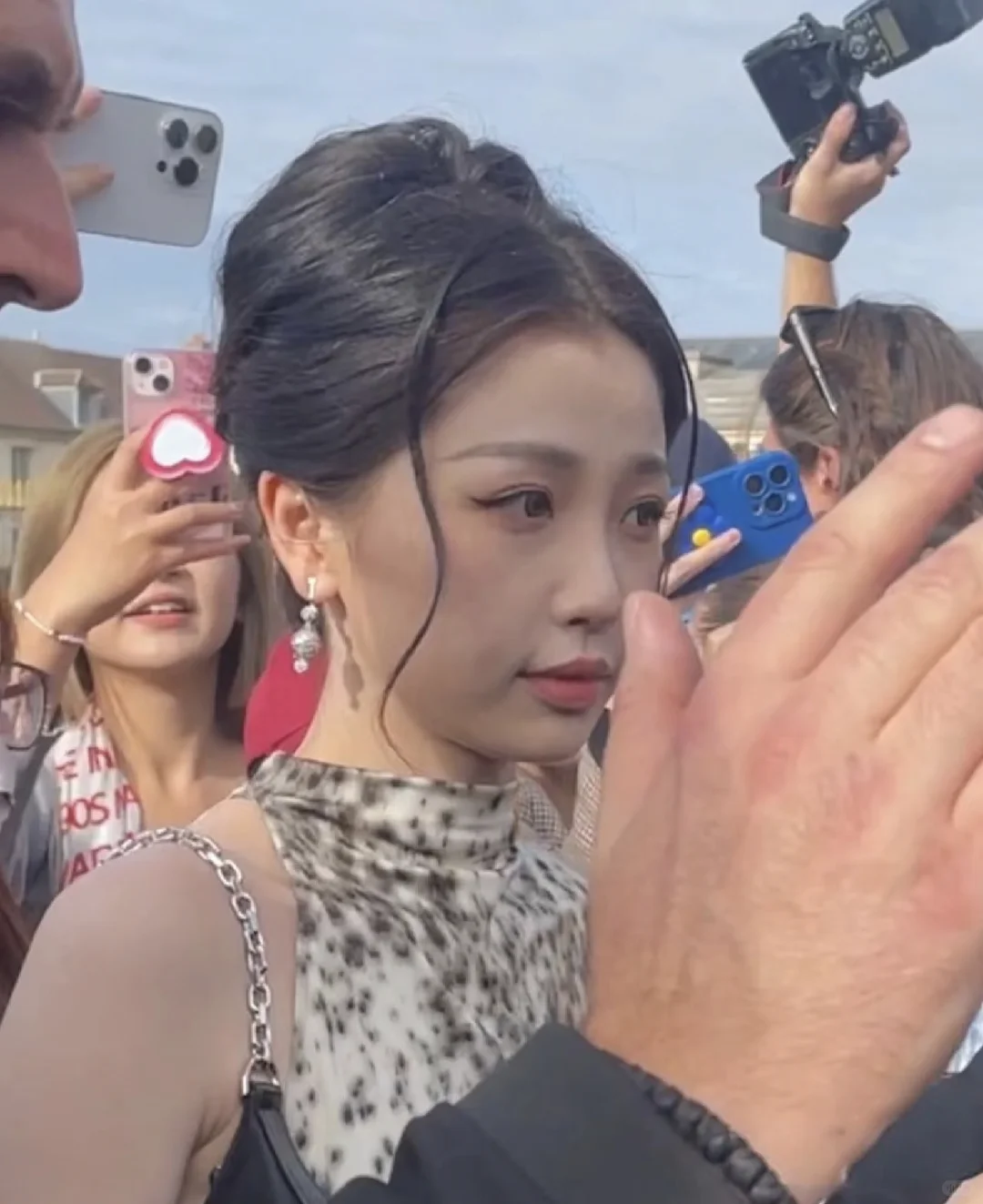 脸很美 就是这丑衣服。。。