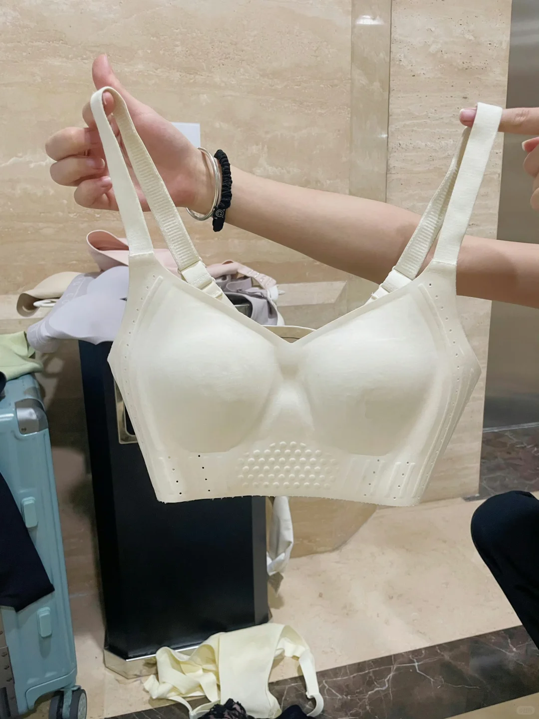 行李箱的内衣被人扔在了垃圾桶