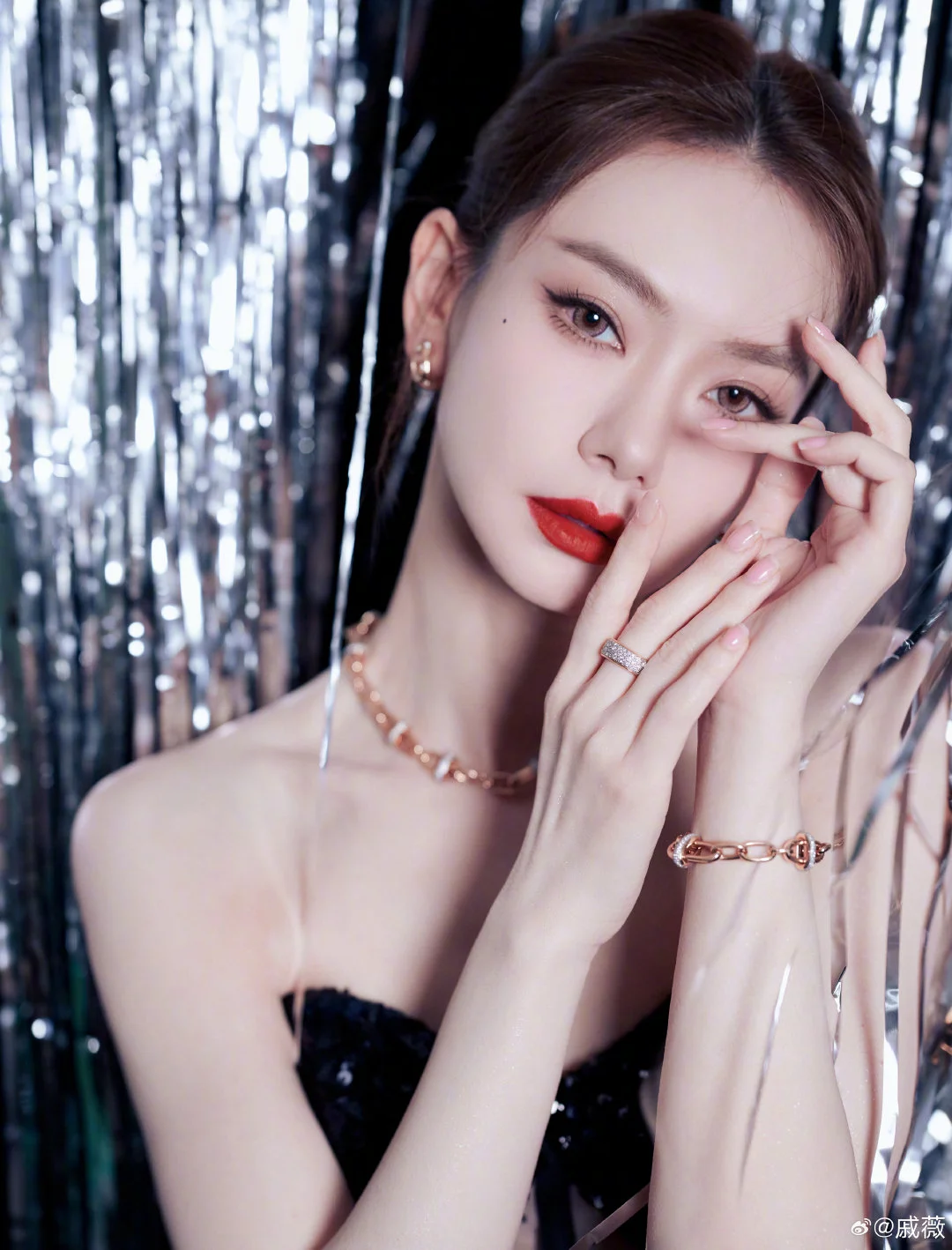 戚薇▏这支红嘴红唇红到骨子里～