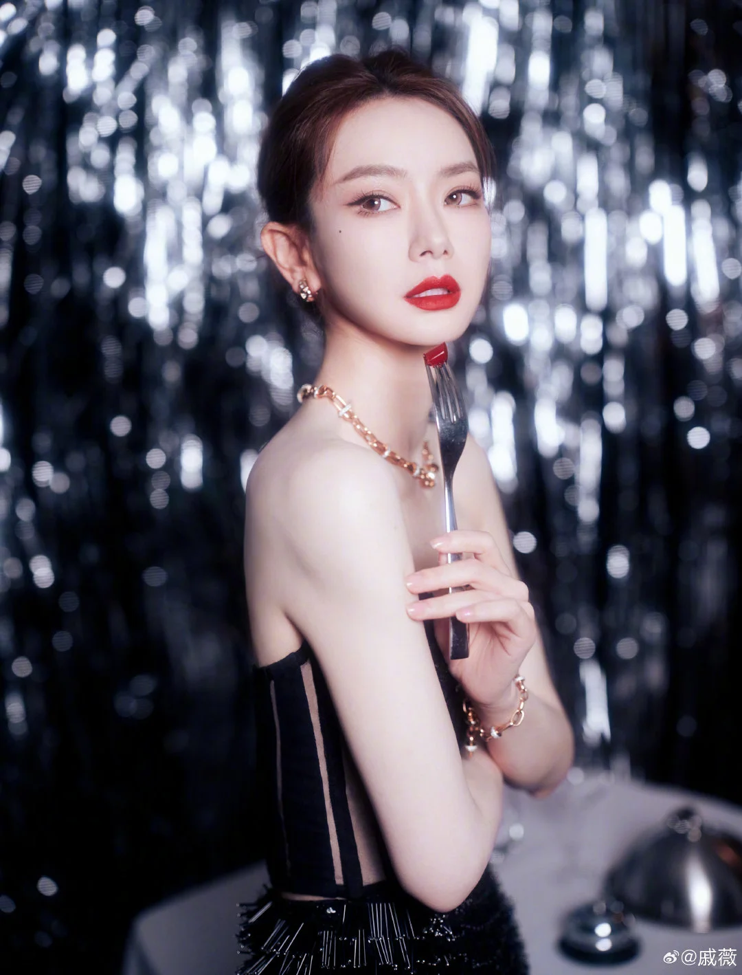 戚薇▏这支红嘴红唇红到骨子里～